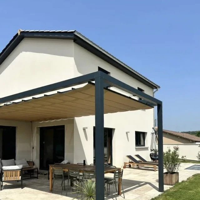 Terrasse extérieure d'une maison contemporaine avec pergola moderne à structure métallique anthracite et couverture bois