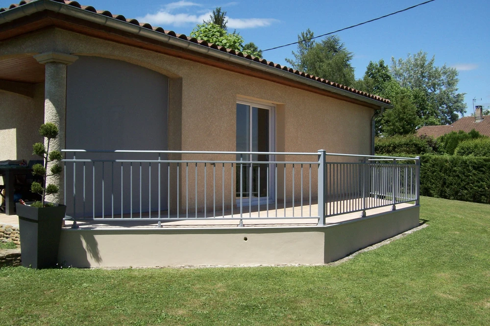 Terrasse extérieure d'une maison individuelle avec garde-corps métallique gris