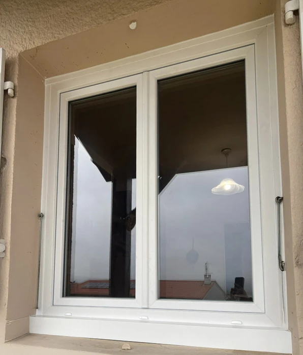 Façade extérieure d'un bâtiment résidentiel avec fenêtre double battant récemment installée