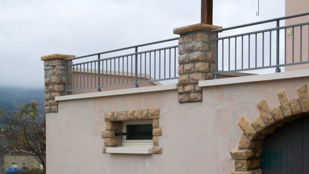 Façade extérieure d'une maison résidentielle avec terrasse surélevée