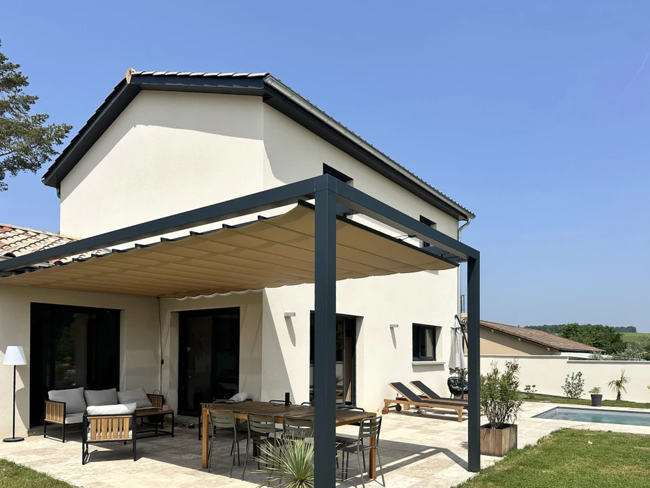 Terrasse extérieure d'une maison contemporaine avec pergola bioclimatique à lames orientables