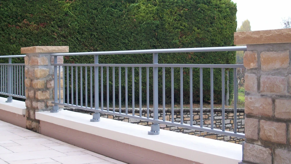 Terrasse extérieure avec garde-corps moderne en aluminium gris à barreaudage vertical