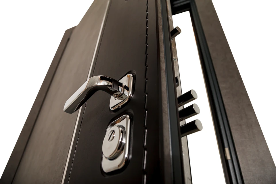 Porte d'entrée sécurisée moderne en cours d'ouverture, révélant le mécanisme de verrouillage multipoints