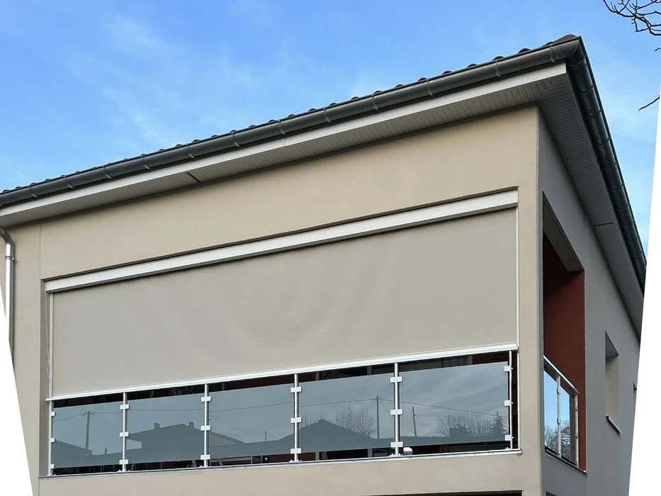 Terrasse couverte moderne avec pergola bioclimatique à lames orientables et stores extérieurs beiges déroulés