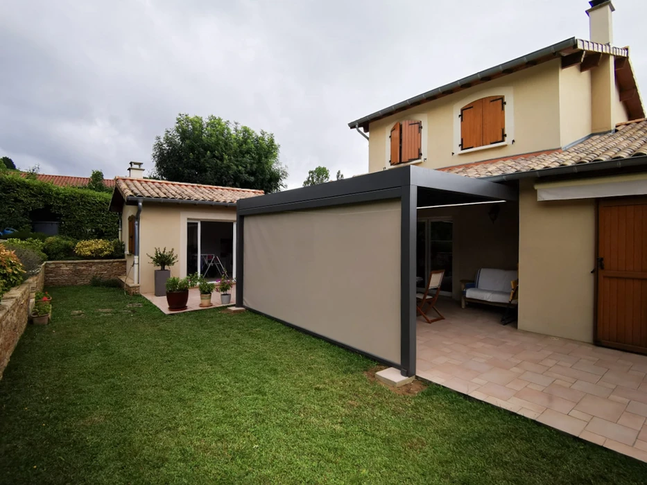 Terrasse extérieure résidentielle avec pergola bioclimatique moderne