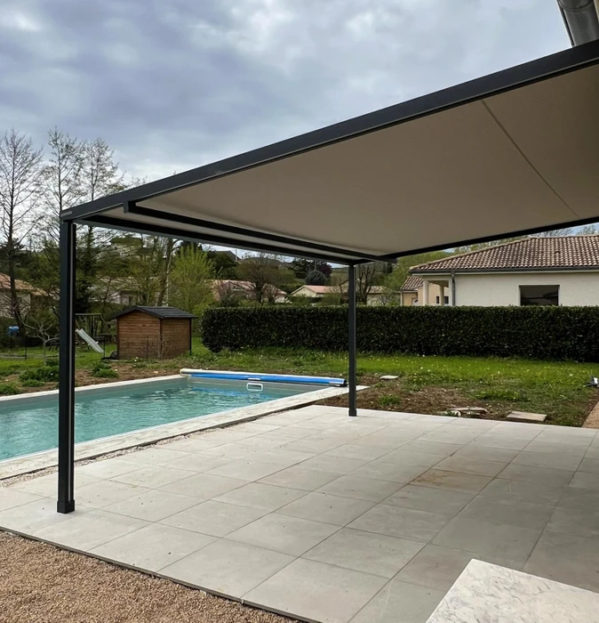 Terrasse extérieure moderne avec pergola bioclimatique à lames orientables créant des jeux d'ombre et lumière sur une table et chaises design
