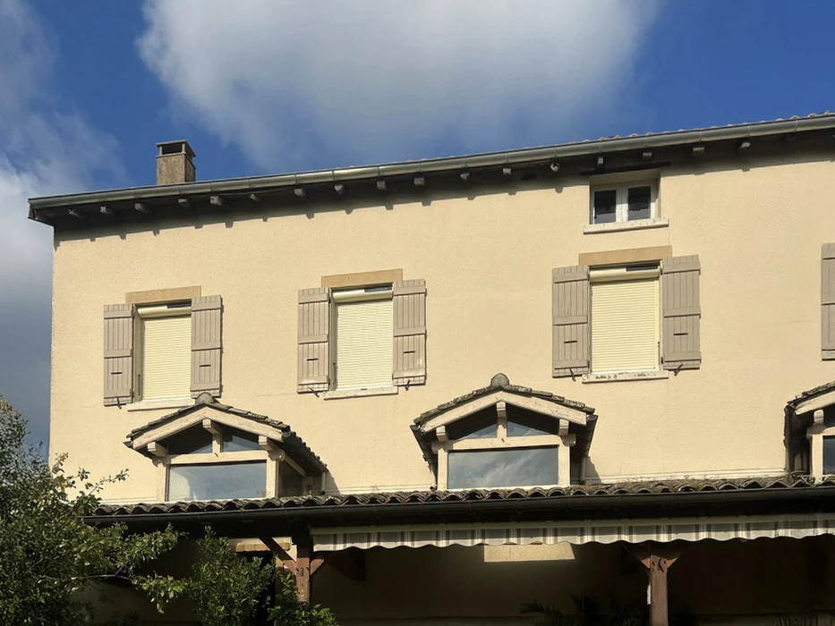 Maison moderne avec terrasse extérieure équipée d'une pergola bioclimatique à lames orientables