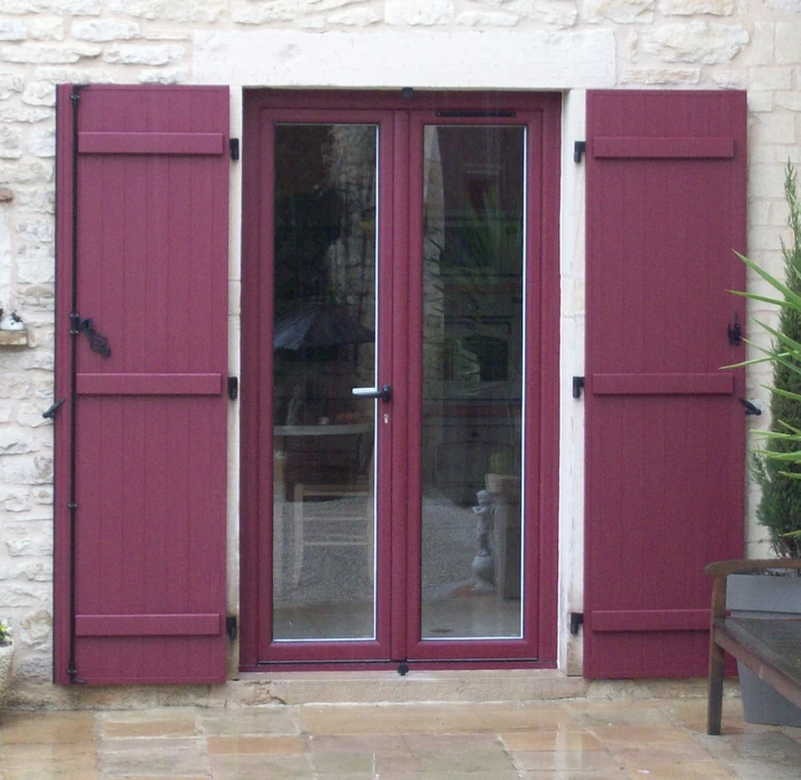 Façade de pavillon résidentiel avec terrasse surélevée sur pilotis