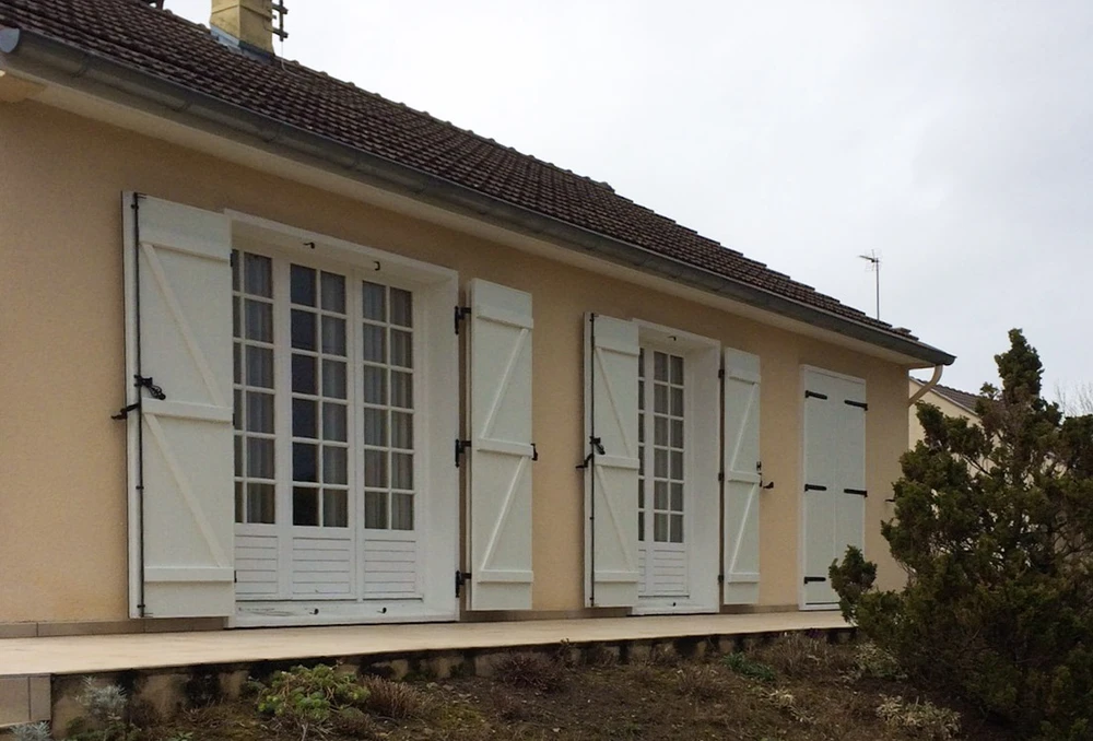Façade extérieure en pierre naturelle avec fenêtre moderne installée