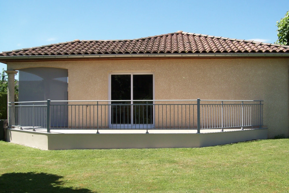 Terrasse extérieure d'une maison individuelle avec garde-corps métallique gris