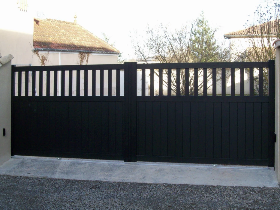 Façade extérieure d'une maison résidentielle avec terrasse surélevée