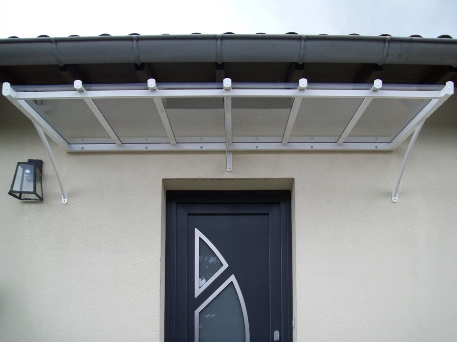 Terrasse extérieure couverte d'une pergola moderne avec store enrouleur blanc partiellement déployé