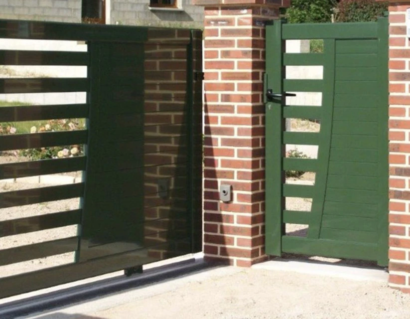 Façade extérieure d'un bâtiment avec grande baie vitrée coulissante à double vantaux