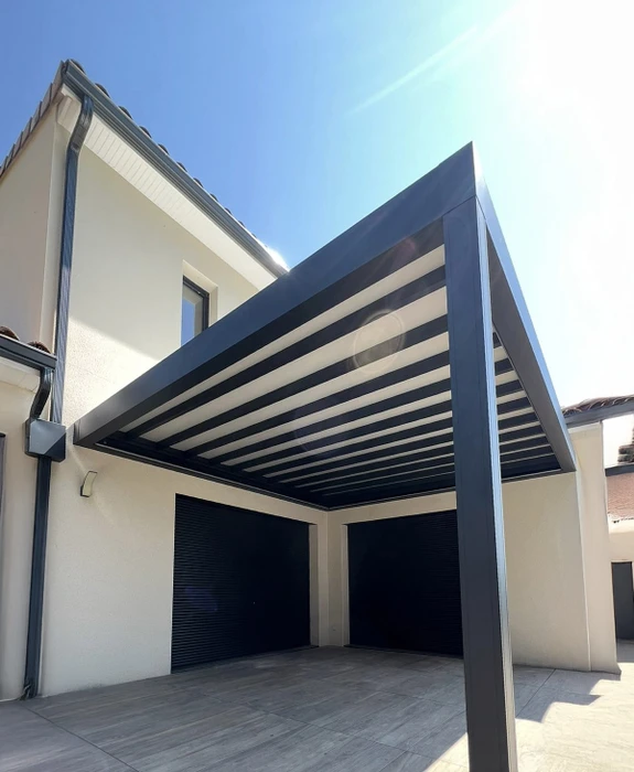 Façade extérieure d'un bâtiment avec grande baie vitrée coulissante à double vantaux