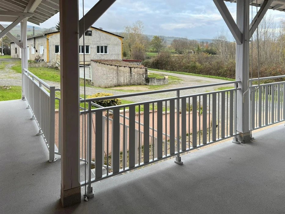 Façade extérieure d'un bâtiment avec grande baie vitrée coulissante à double vantaux