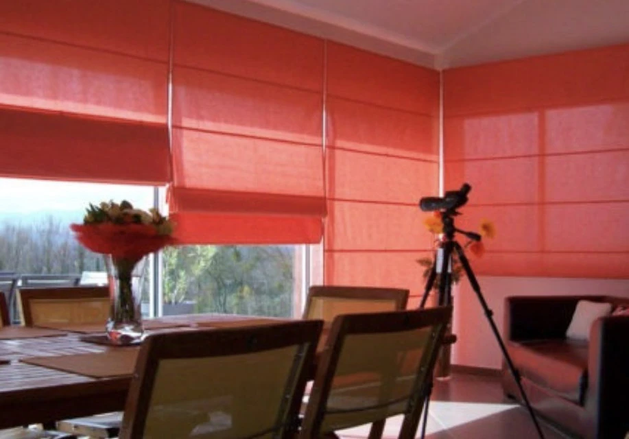 Façade extérieure d'un bâtiment avec grande baie vitrée coulissante à double vantaux