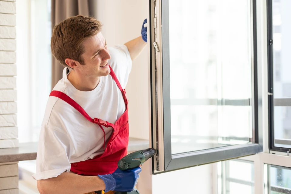 Personne travaillant sur ordinateur portable dans atelier menuiserie, conception 3D d'un tabouret en bois &agrave; l'&eacute;cran