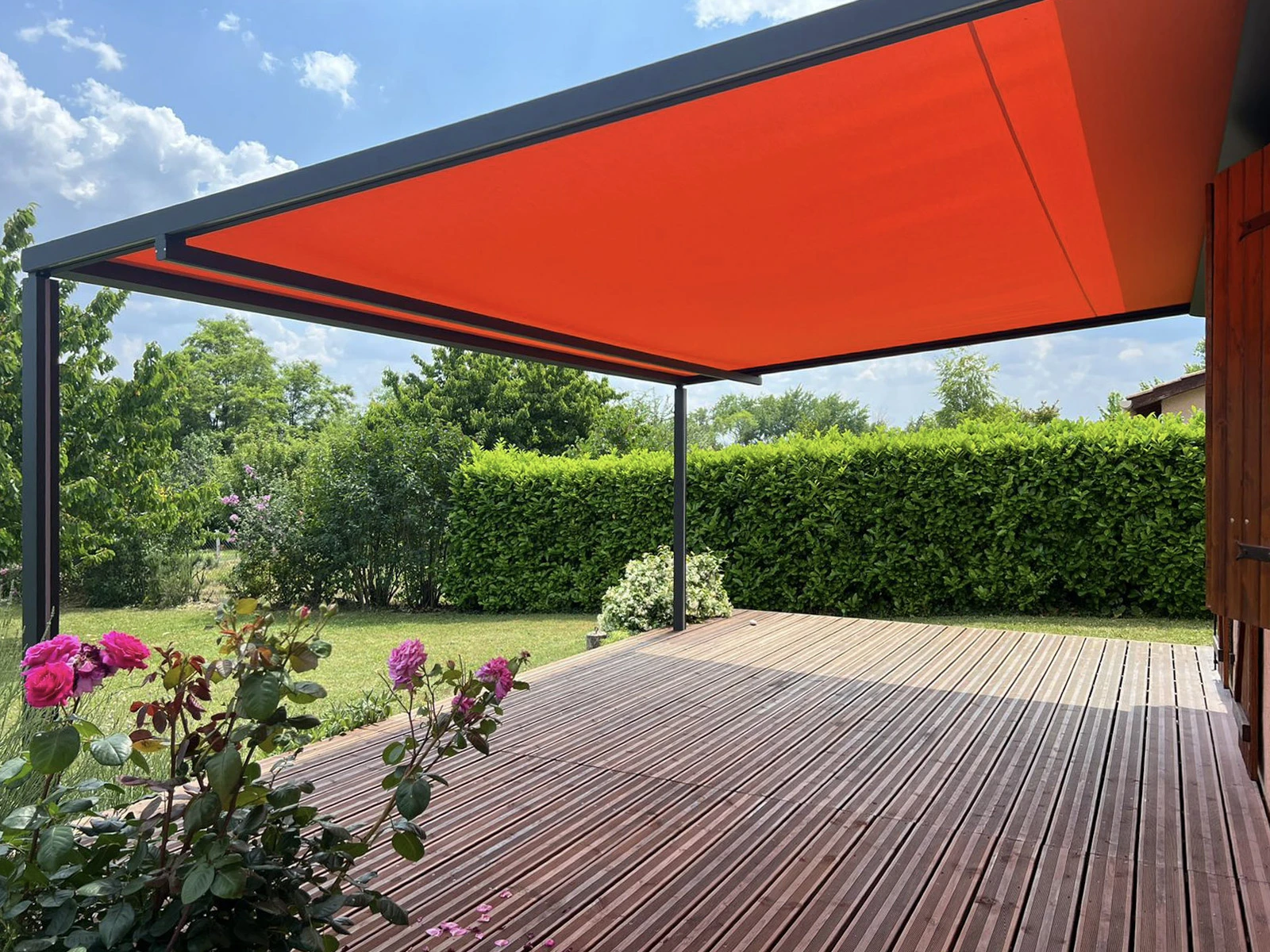 Entr&eacute;e moderne d'une maison contemporaine avec porte d'entr&eacute;e pivotante en bois et sidelight vitr&eacute;