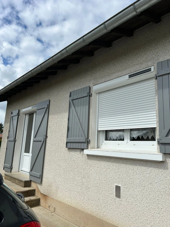 Panneaux solaires résidentiels sur un toit baigné par la lumière du soleil avec un léger effet arc-en-ciel dans le ciel