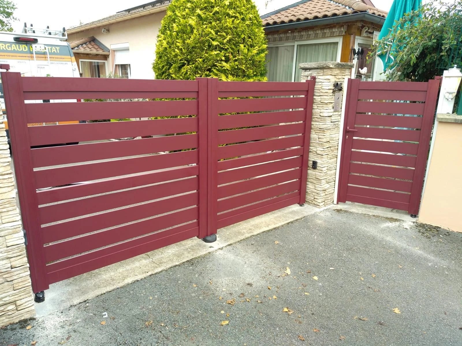 Maison moderne avec piscine de jardin et terrasse en bois