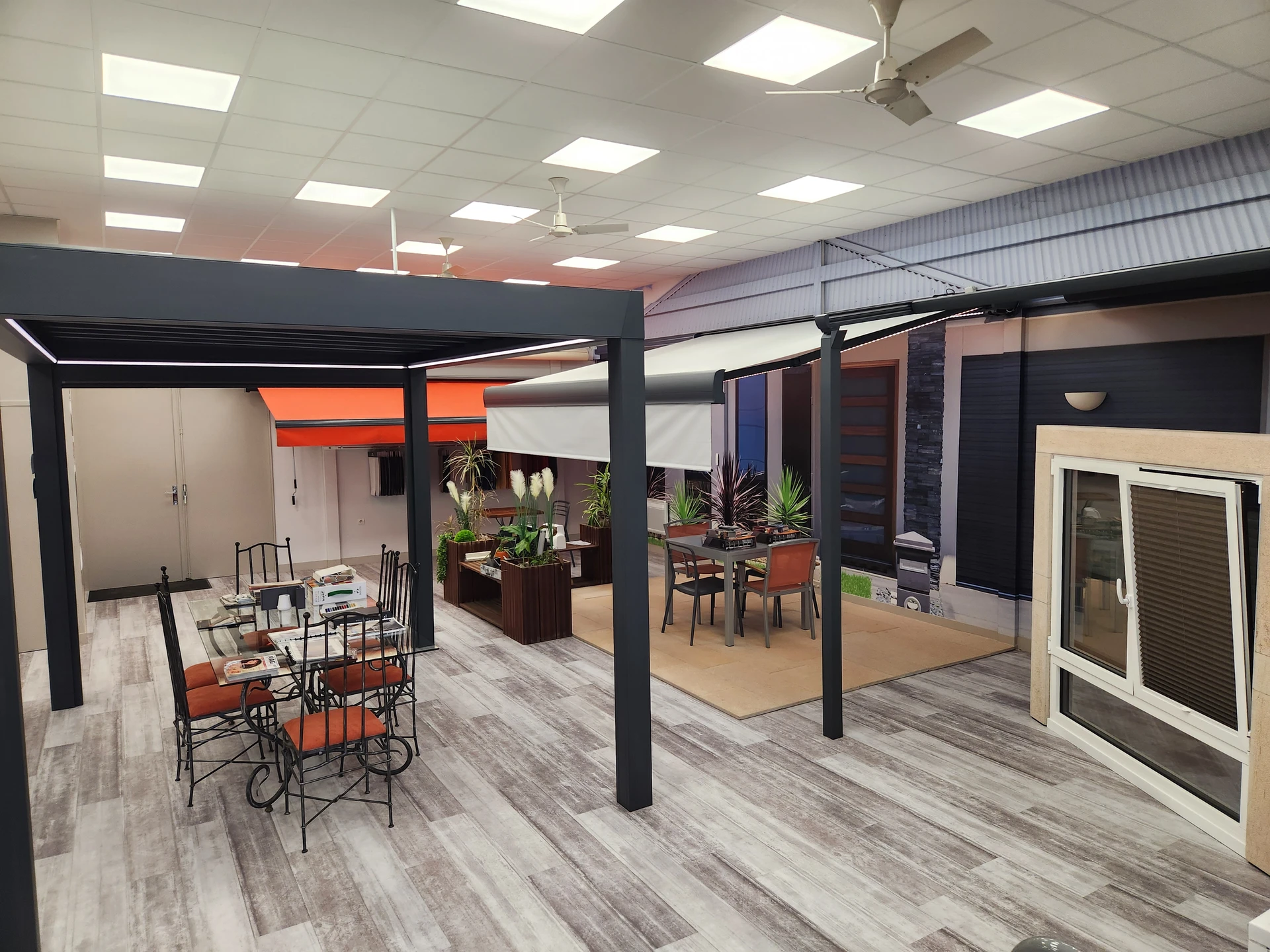 Salon professionnel en intérieur avec stands d'exposition modulaires, visiteurs en tenue d'affaires circulant et échangeant