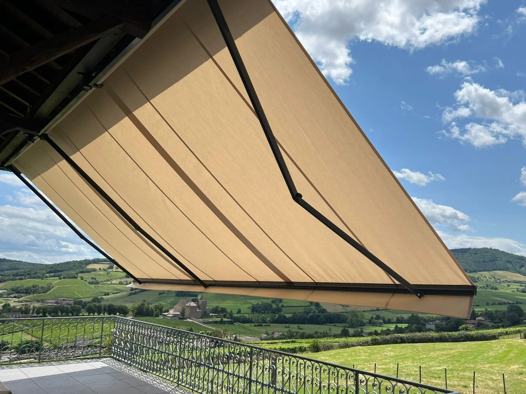 Sac tote bag blanc vierge suspendu à un crochet mural en bois sur fond turquoise pastel