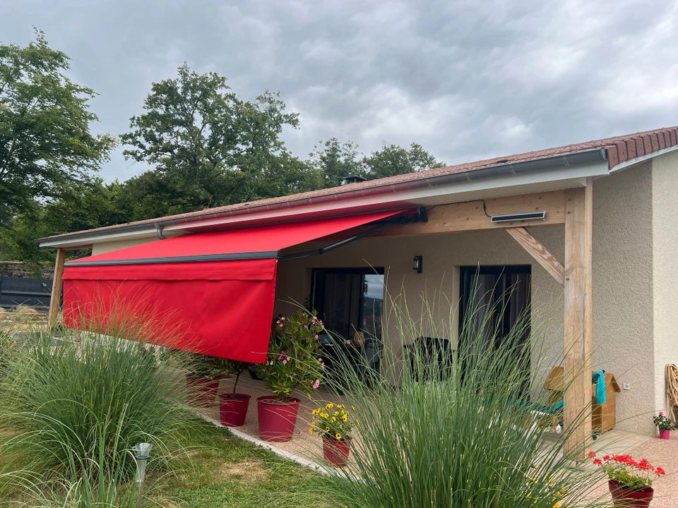 Terrasse couverte moderne avec pergola bioclimatique à lames orientables et stores extérieurs beiges déroulés