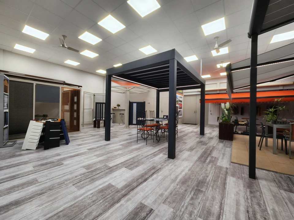 Scène extérieure hivernale dans un chantier naval ou port de plaisance sous la neige