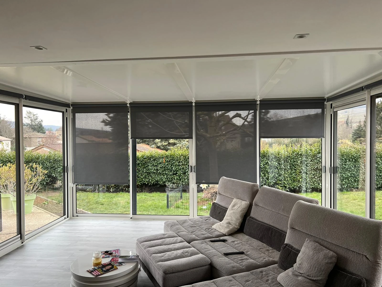 Intérieur moderne baigné de lumière naturelle filtrée par des stores vénitiens