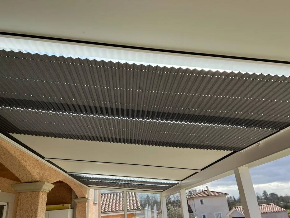 Espace de vie moderne avec terrasse couverte donnant sur lac et montagnes