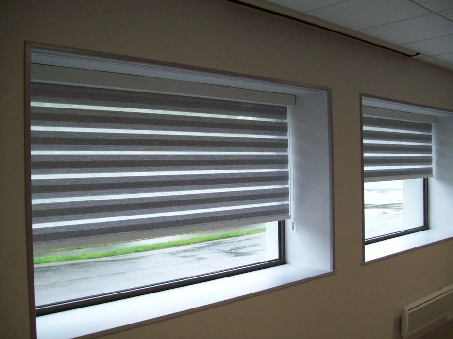 Terrasse couverte avec store banne rétractable beige déployé, structure métallique noire