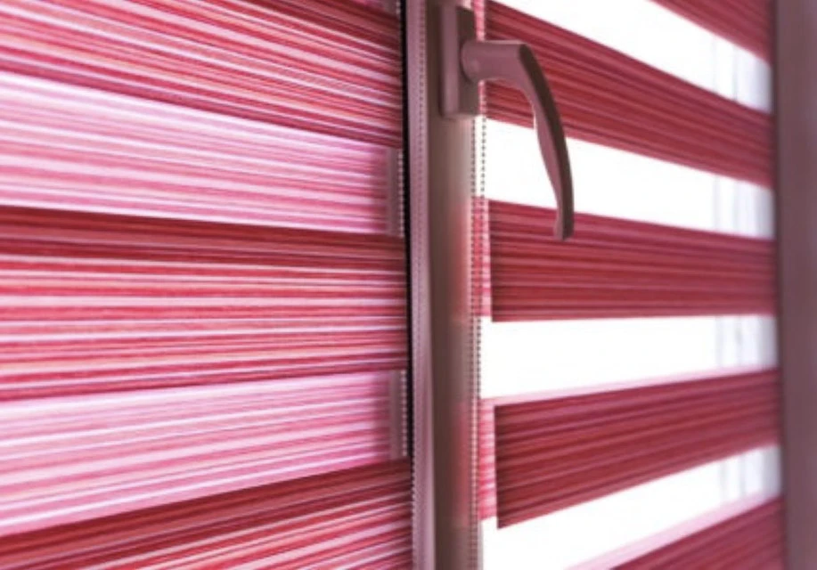 Échantillons de textiles techniques superposés en éventail sur surface blanche