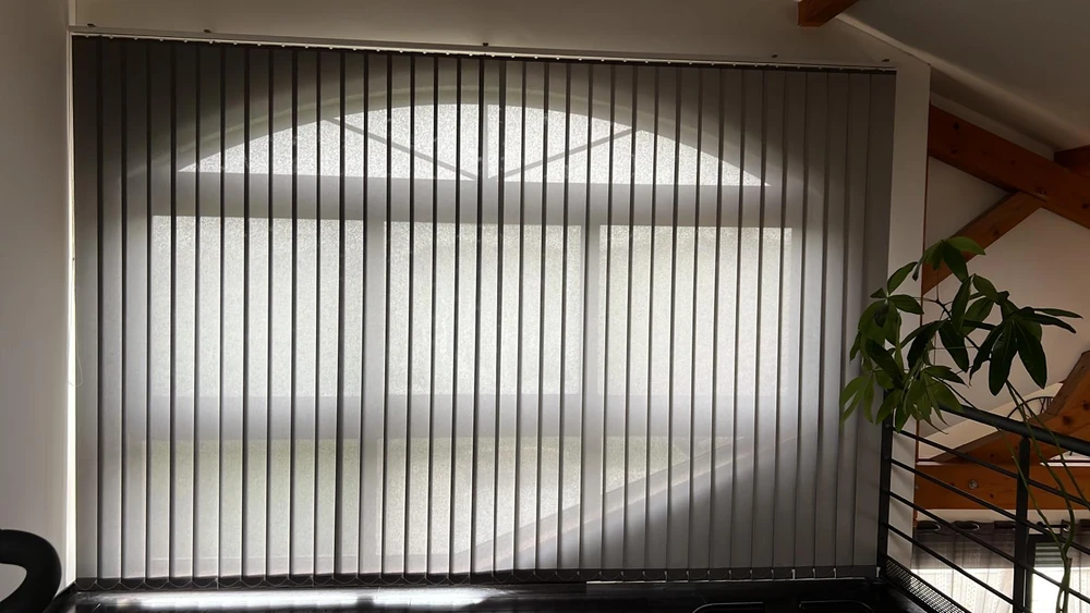 Maison contemporaine avec terrasse extérieure aménagée, table et chaises en bois sous store banne rétractable