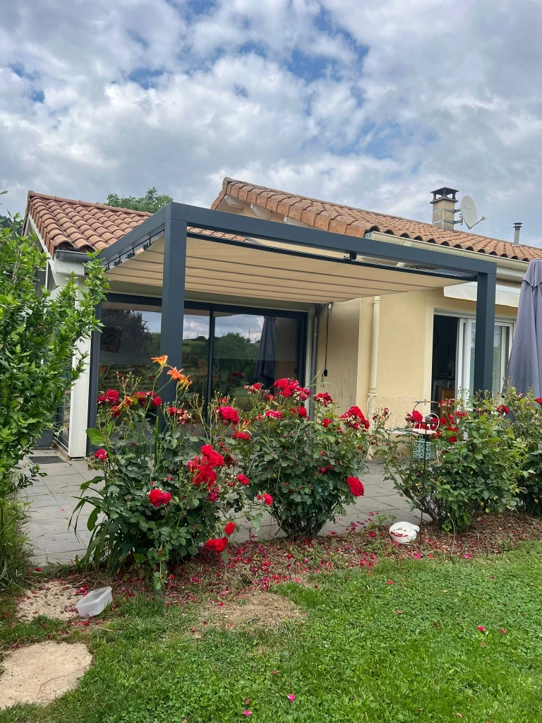 Salle à manger contemporaine avec table en verre rectangulaire entourée de chaises noires design