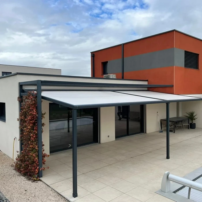 Terrasse extérieure résidentielle avec pergola bioclimatique à lames orientables et structure métallique anthracite